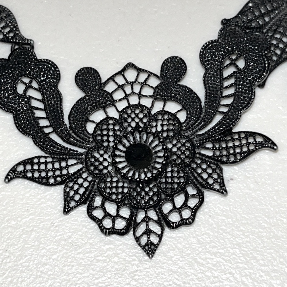 Black lace floral necklace - Picture 5 of 13